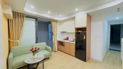 Apartamento de un dormitorio con balcón y vistas a la ciudad — Era Apartment Lang Ha